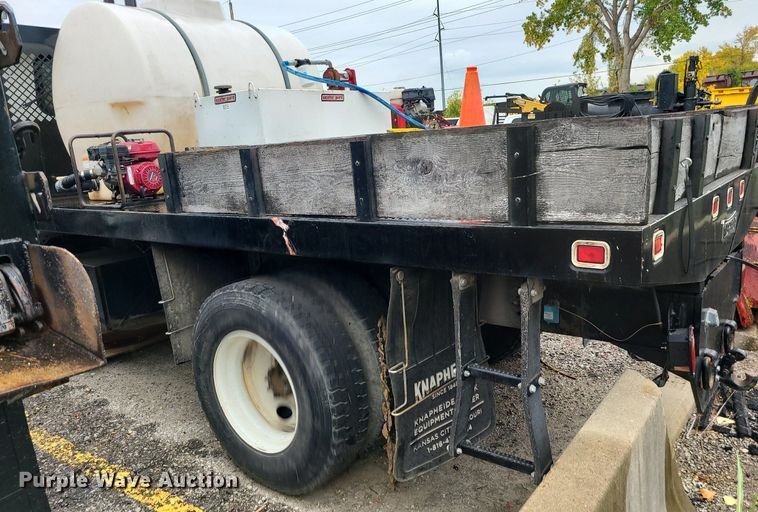 image for item MJ9461 2004 International 4300  flatbed truck