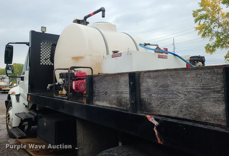 image for item MJ9461 2004 International 4300  flatbed truck