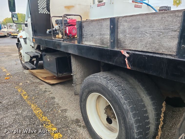 image for item MJ9461 2004 International 4300  flatbed truck