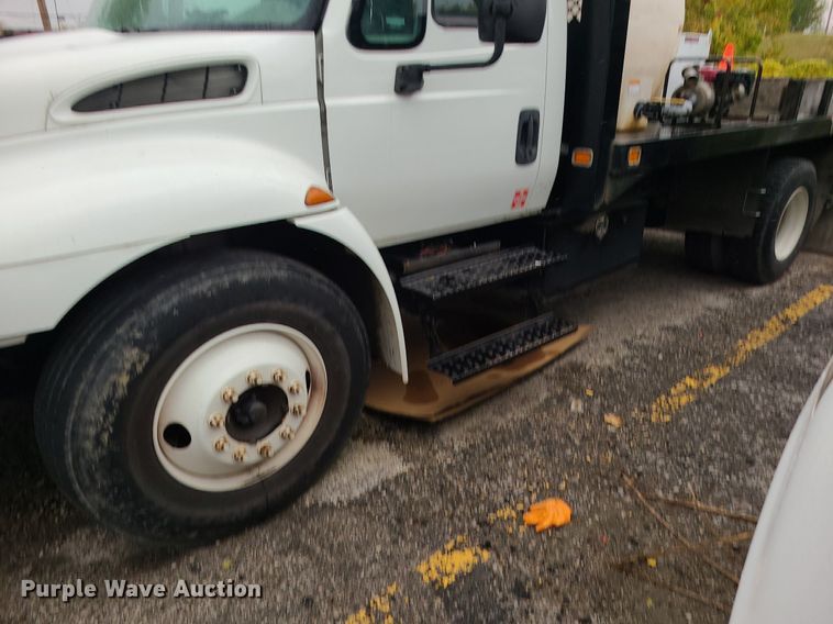 image for item MJ9461 2004 International 4300  flatbed truck