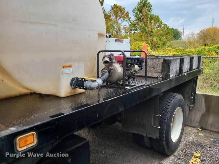 image for item MJ9461 2004 International 4300  flatbed truck