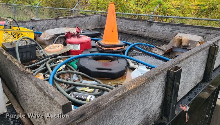 image for item MJ9461 2004 International 4300  flatbed truck