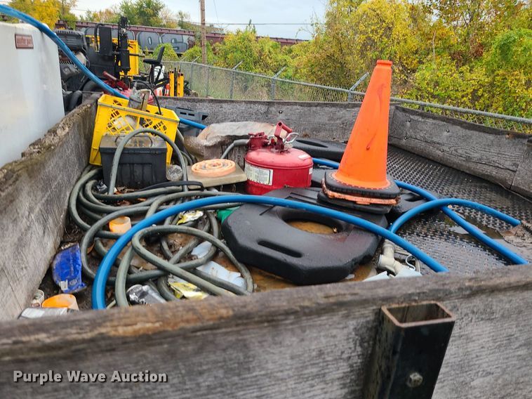 image for item MJ9461 2004 International 4300  flatbed truck