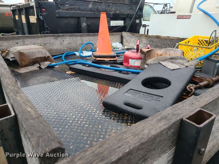 image for item MJ9461 2004 International 4300  flatbed truck