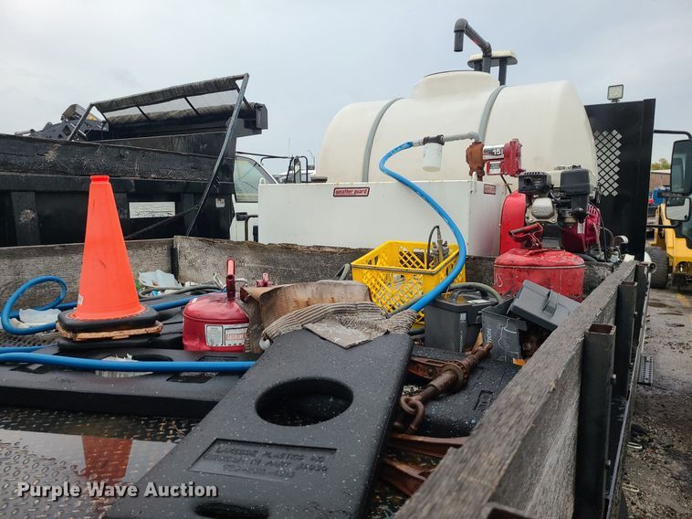 image for item MJ9461 2004 International 4300  flatbed truck