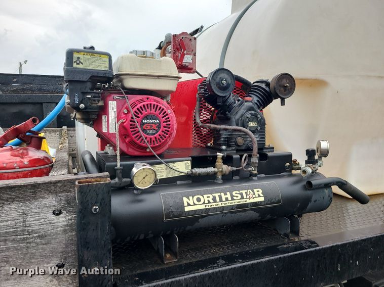 image for item MJ9461 2004 International 4300  flatbed truck