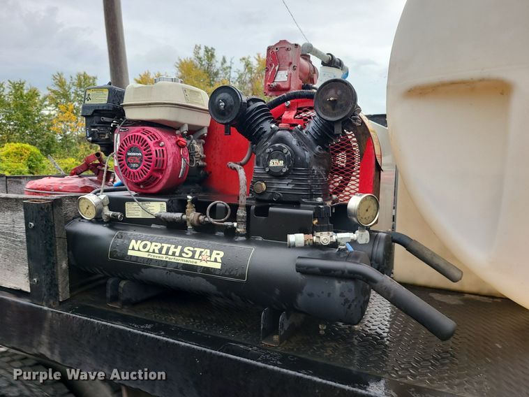 image for item MJ9461 2004 International 4300  flatbed truck