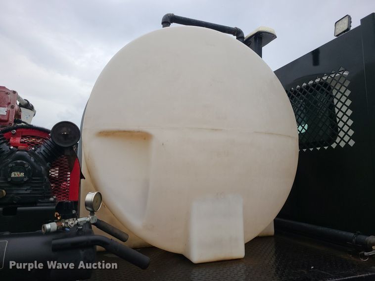 image for item MJ9461 2004 International 4300  flatbed truck