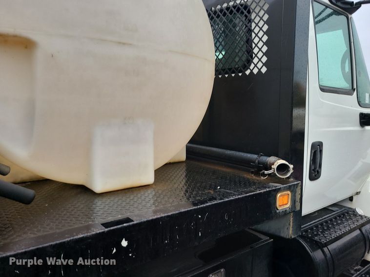 image for item MJ9461 2004 International 4300  flatbed truck