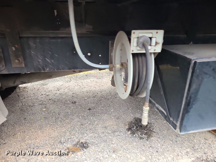 image for item MJ9461 2004 International 4300  flatbed truck