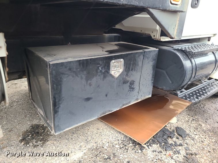 image for item MJ9461 2004 International 4300  flatbed truck