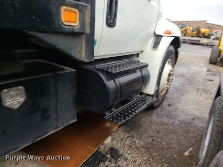 image for item MJ9461 2004 International 4300  flatbed truck