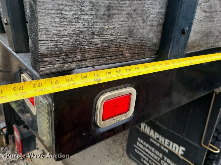 image for item MJ9461 2004 International 4300  flatbed truck