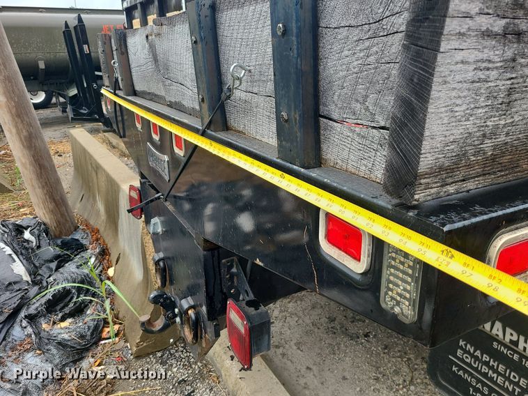 image for item MJ9461 2004 International 4300  flatbed truck