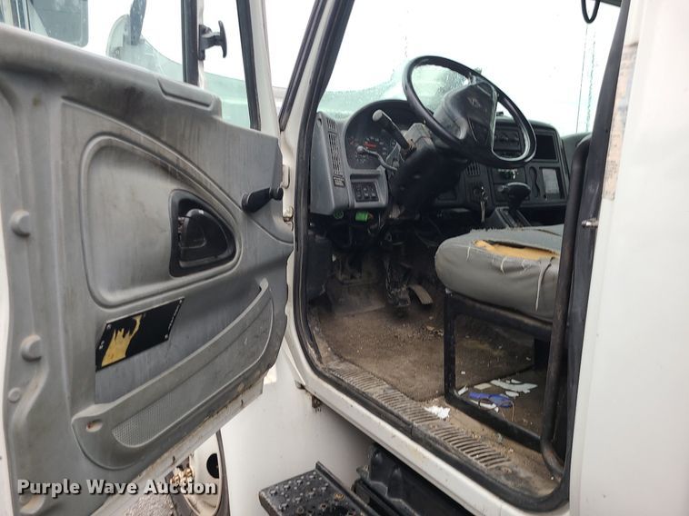 image for item MJ9461 2004 International 4300  flatbed truck