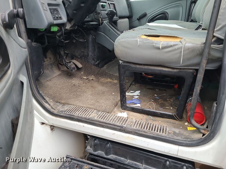 image for item MJ9461 2004 International 4300  flatbed truck