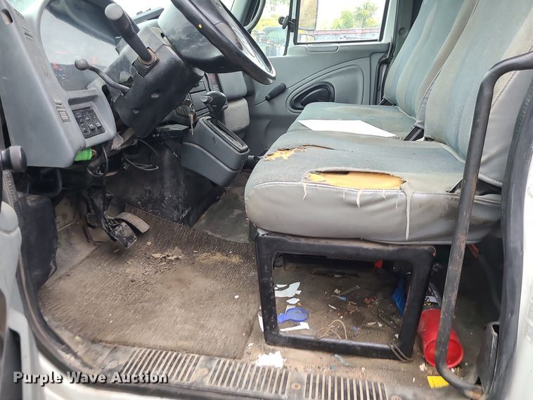 image for item MJ9461 2004 International 4300  flatbed truck