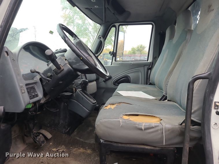 image for item MJ9461 2004 International 4300  flatbed truck