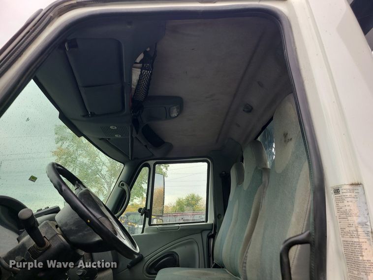 image for item MJ9461 2004 International 4300  flatbed truck