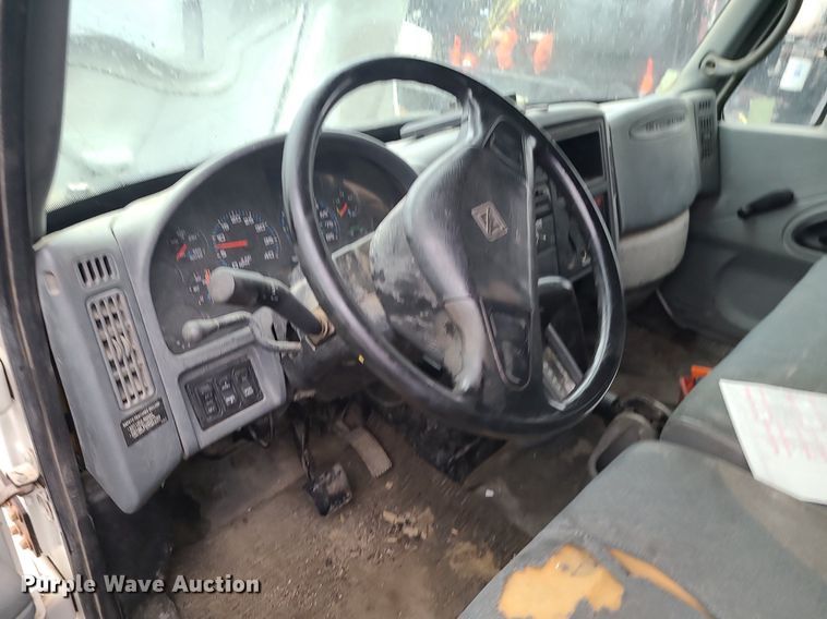 image for item MJ9461 2004 International 4300  flatbed truck