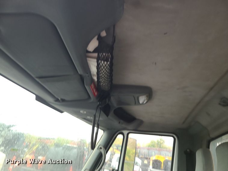 image for item MJ9461 2004 International 4300  flatbed truck