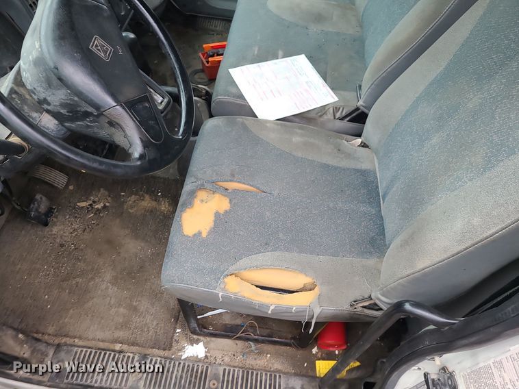 image for item MJ9461 2004 International 4300  flatbed truck