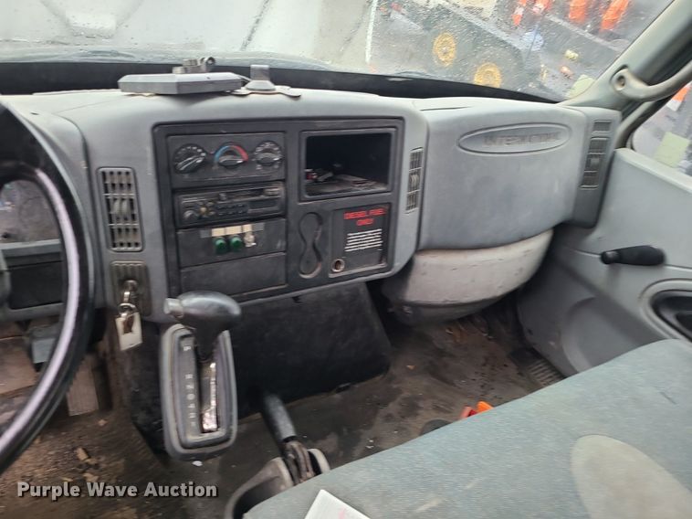 image for item MJ9461 2004 International 4300  flatbed truck