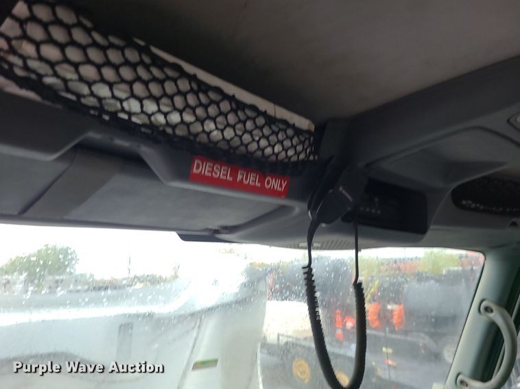 image for item MJ9461 2004 International 4300  flatbed truck