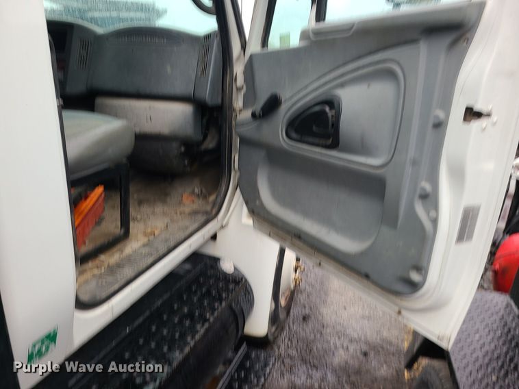 image for item MJ9461 2004 International 4300  flatbed truck