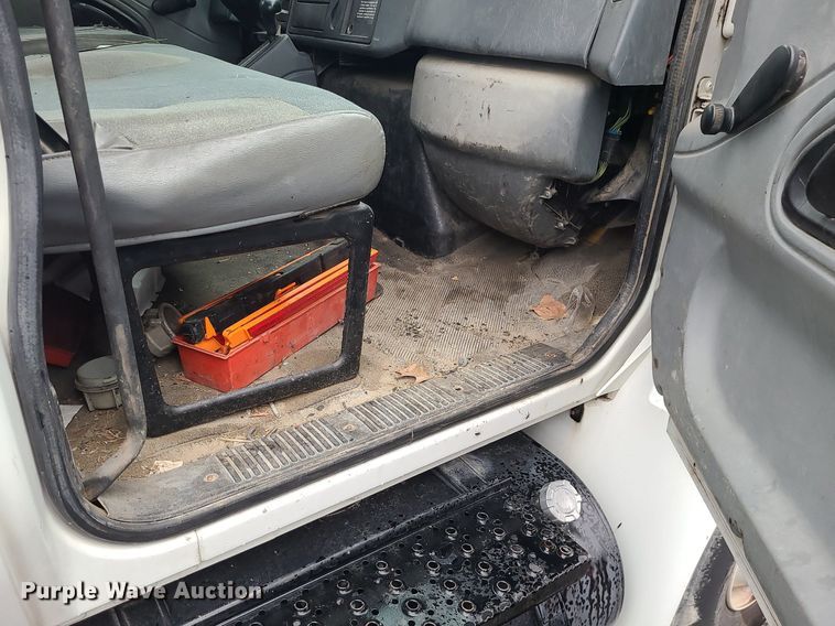 image for item MJ9461 2004 International 4300  flatbed truck