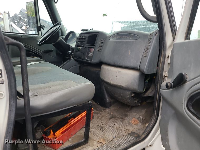 image for item MJ9461 2004 International 4300  flatbed truck