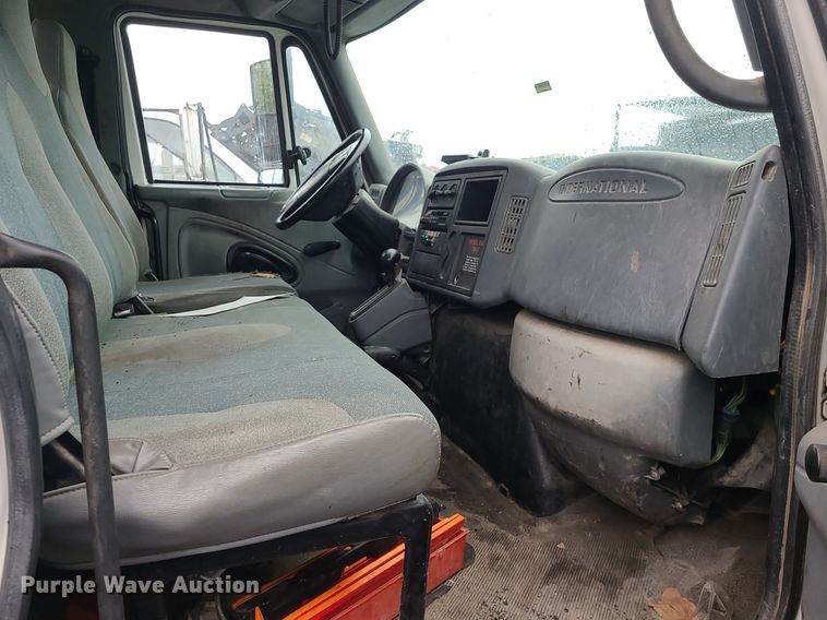 image for item MJ9461 2004 International 4300  flatbed truck