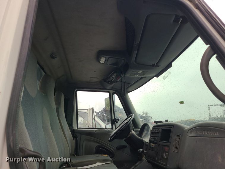 image for item MJ9461 2004 International 4300  flatbed truck