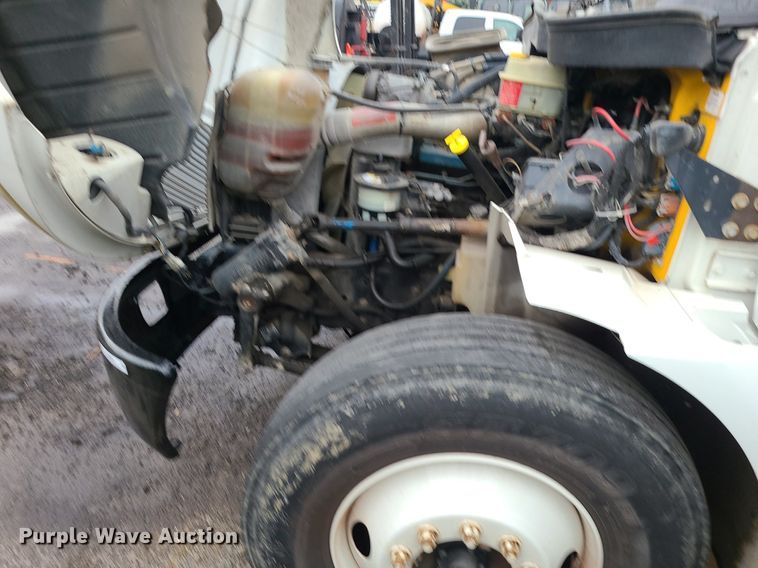 image for item MJ9461 2004 International 4300  flatbed truck