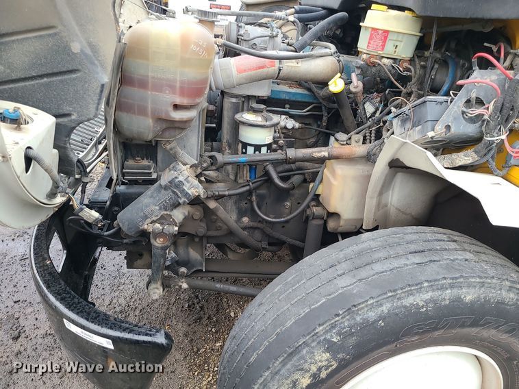 image for item MJ9461 2004 International 4300  flatbed truck