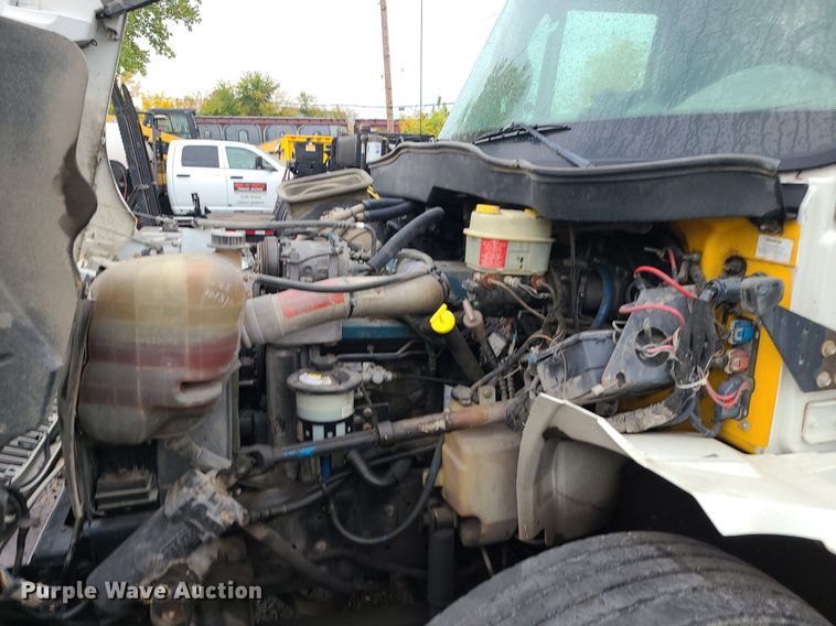 image for item MJ9461 2004 International 4300  flatbed truck