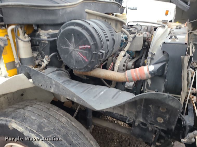 image for item MJ9461 2004 International 4300  flatbed truck