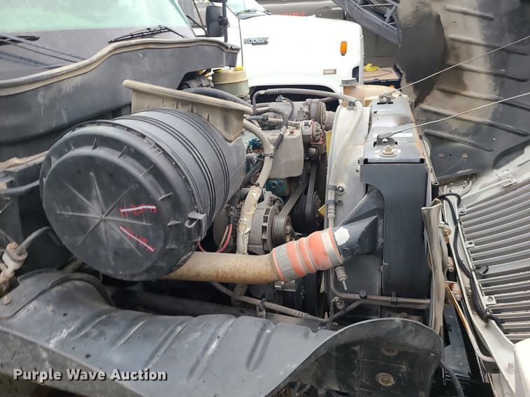 image for item MJ9461 2004 International 4300  flatbed truck