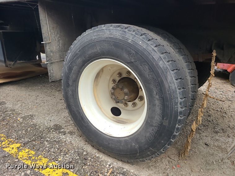 image for item MJ9461 2004 International 4300  flatbed truck