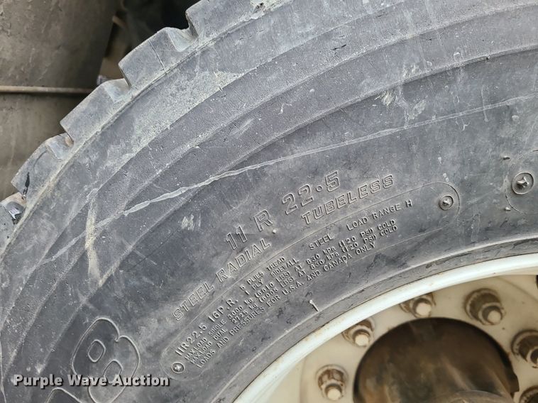 image for item MJ9461 2004 International 4300  flatbed truck