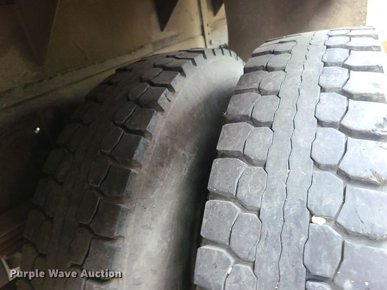 image for item MJ9461 2004 International 4300  flatbed truck