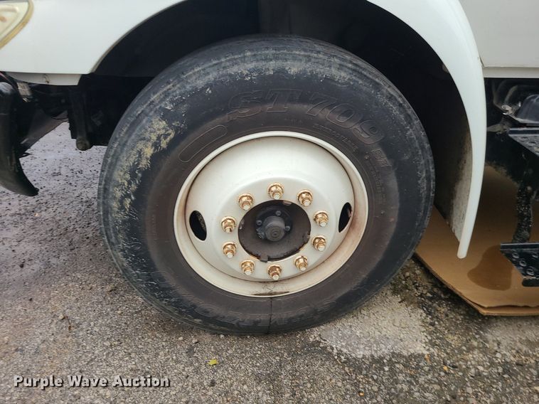 image for item MJ9461 2004 International 4300  flatbed truck