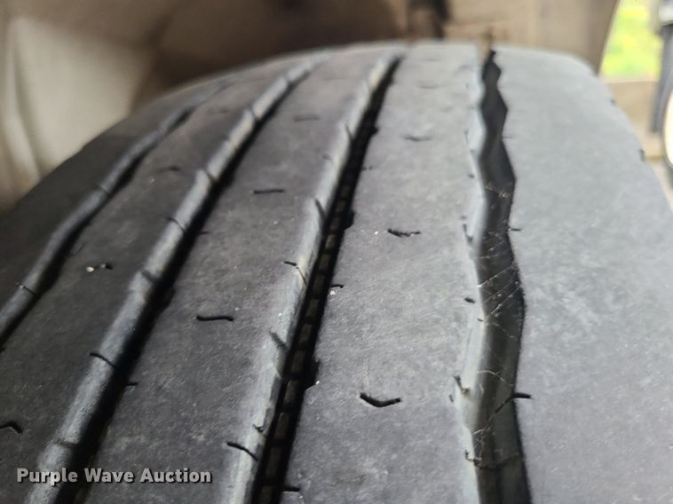 image for item MJ9461 2004 International 4300  flatbed truck