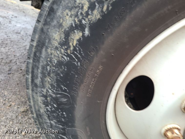 image for item MJ9461 2004 International 4300  flatbed truck