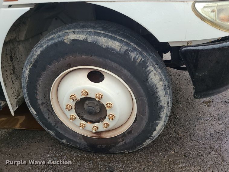 image for item MJ9461 2004 International 4300  flatbed truck