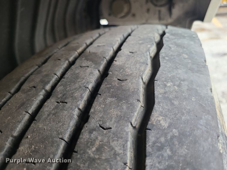 image for item MJ9461 2004 International 4300  flatbed truck