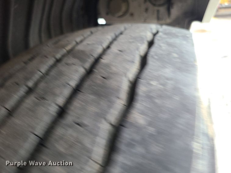 image for item MJ9461 2004 International 4300  flatbed truck