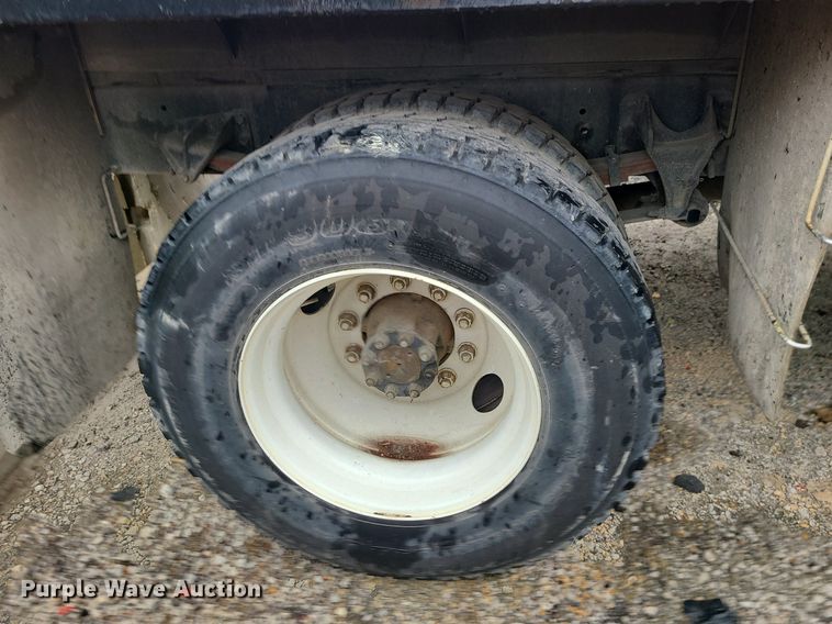 image for item MJ9461 2004 International 4300  flatbed truck