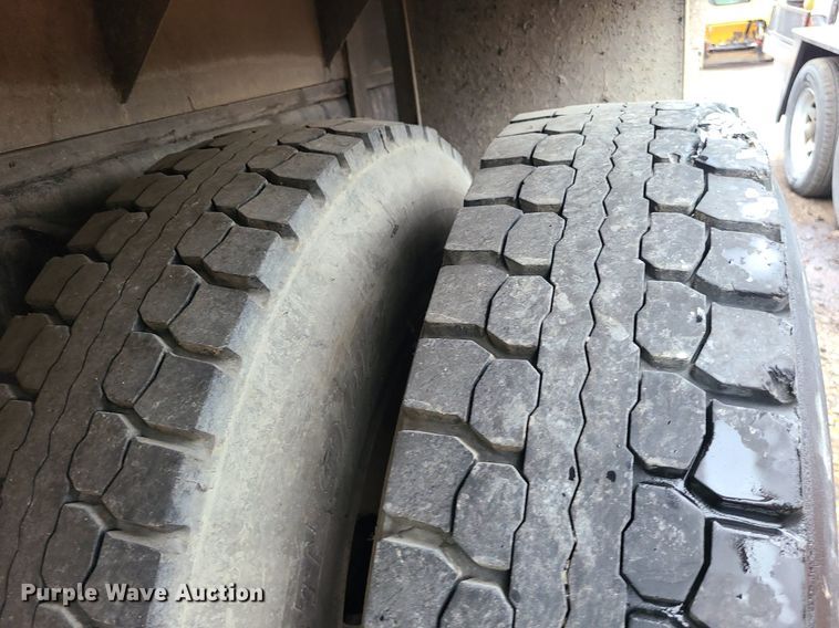 image for item MJ9461 2004 International 4300  flatbed truck