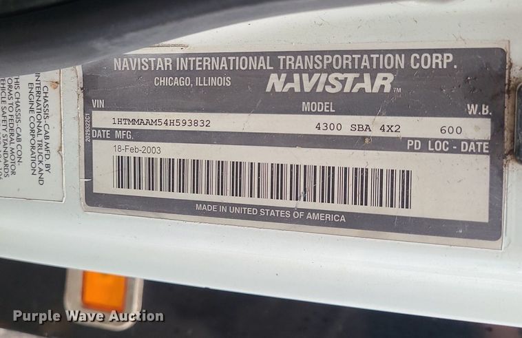 image for item MJ9461 2004 International 4300  flatbed truck